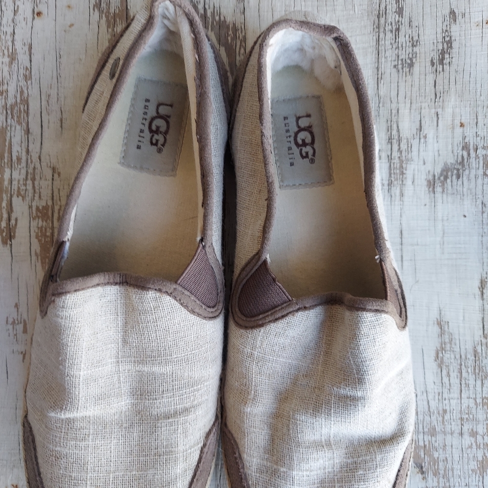 UGG size 6 tan slides